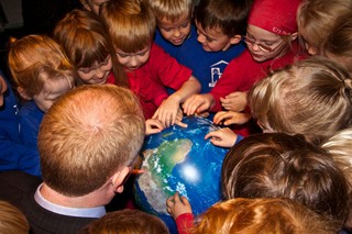 Every kindergarten and Primary School in Iceland Gets an EU-UNAWE Earth Ball!